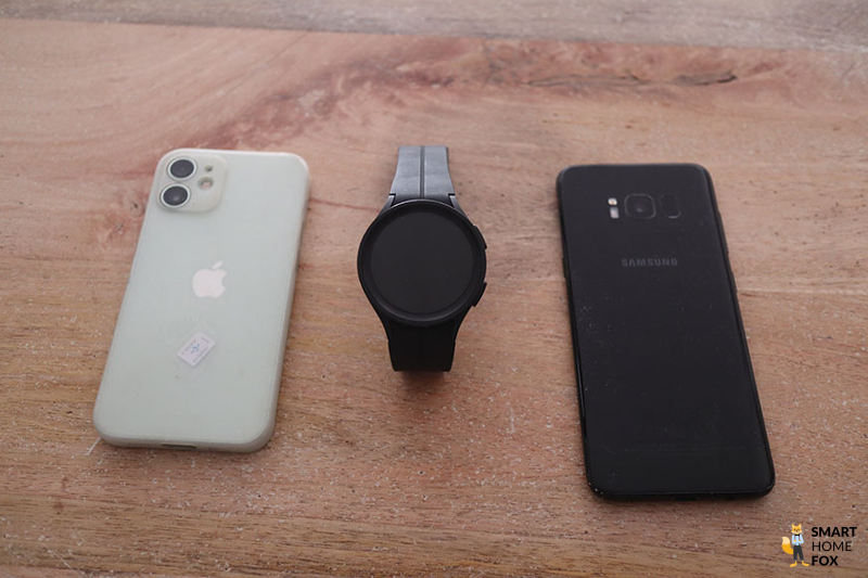 Man sieht die Samsung Galaxy Watch 5, ein iPhone und ein Samsung Handy.